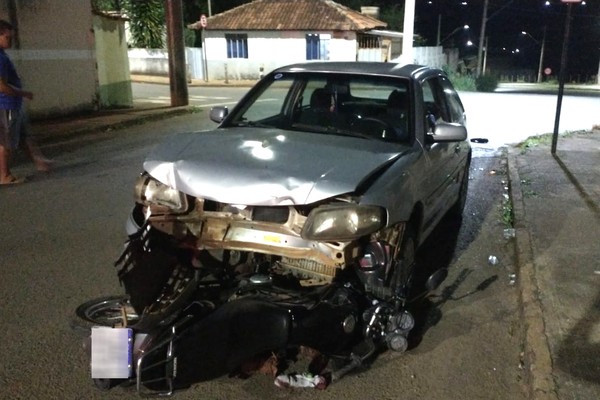 Motociclista é arrastado e tem fratura exposta em acidente com carro em Lagoa Formosa