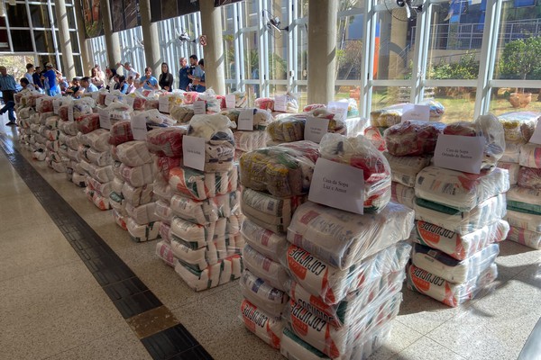 Estudantes do UNIPAM doam oito toneladas de alimentos para entidades de Patos de Minas