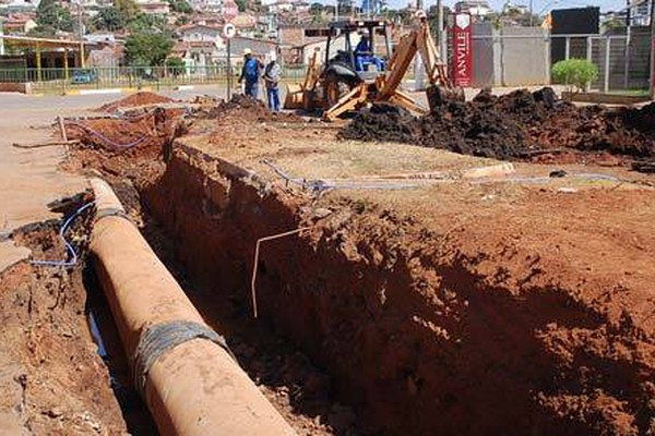 Construção de canalização interrompe o trânsito na avenida Ivan Borges Porto