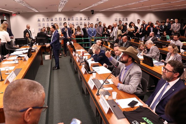 Conselho de Ética suspende três deputados por motim na Câmara