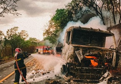 Caminhão que transportava cebolas pega fogo e é consumido pelas chamas, na MG 428