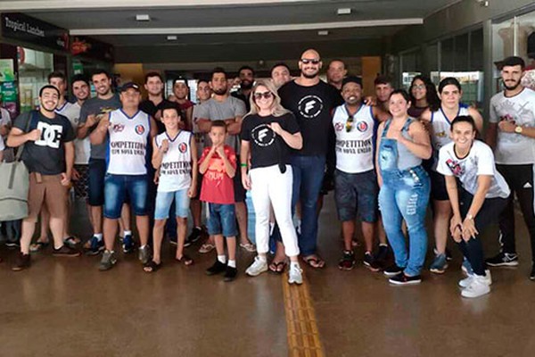 Patense vence americano em competição de MMA e é recebido com festa em Patos de Minas