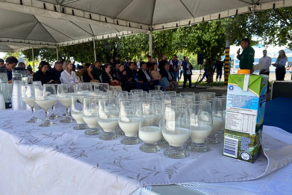 Produtores discutem desafios da cadeia leiteira na celebração do Dia Municipal do Leite em Patos de Minas