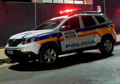 Mãe e padrasto são obrigados a se trancarem no quarto após filho ameaçá-los de morte