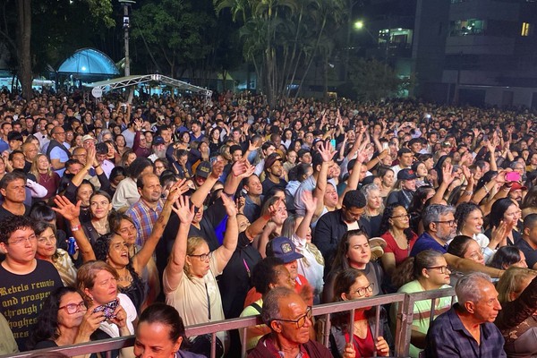 Dino Fonseca faz púbico na Fenapraça 2026 voltar no tempo com o sucesso “Africa”; veja ao vivo