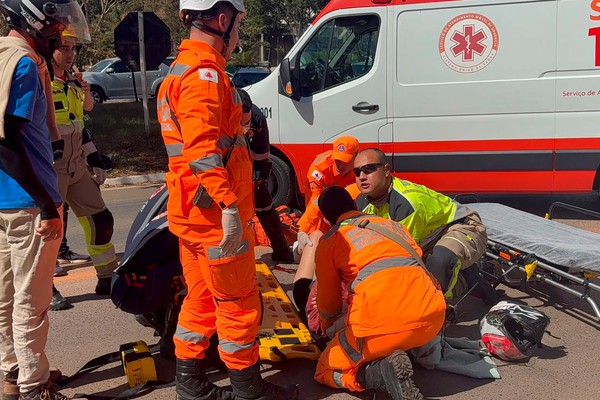 Jovem motociclista sofre fratura exposta em acidente com carro na avenida J.K