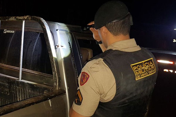 Polícia Militar encontra caminhonete furtada com marca de tiro no Jardim Esperança