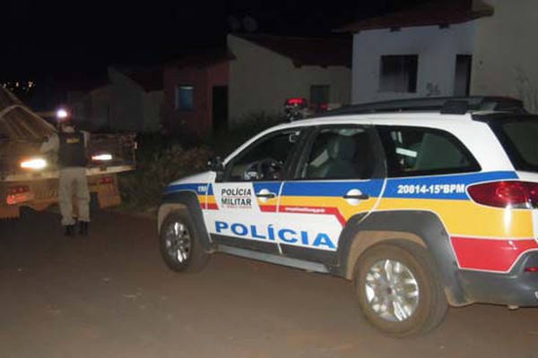 PM flagra furto de telhas e de madeiras em casas de conjunto habitacional em Patos de Minas