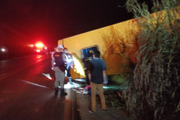 Motorista perde controle ao passar por buraco na MG 187 e tomba ônibus com 20 passageiros