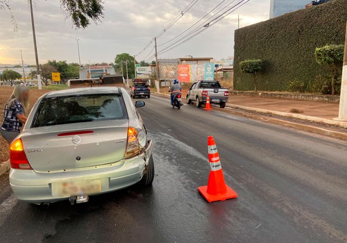 Motorista perde controle de picape e vai parar na ciclovia após batida em Patos de Minas