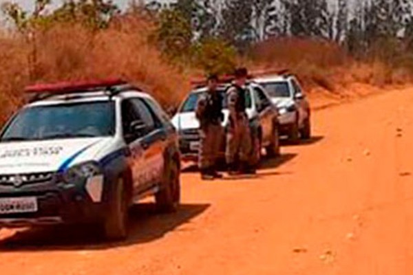 Bandidos armados rendem motorista, o levam até matagal e fogem levando seu carro na MG190