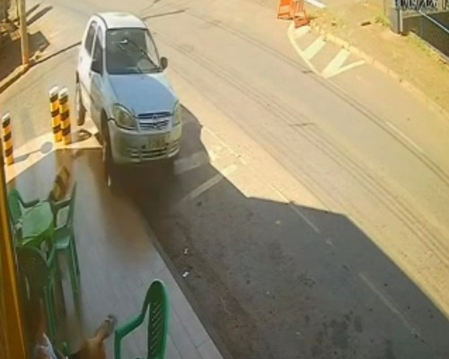 Vídeo mostra carro desgovernado subindo em calçada e quase atingindo clientes de pamonharia