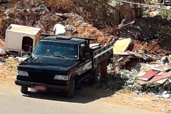 Moradores flagram pessoas jogando lixo e móveis usados em área ambiental de Patos de Minas