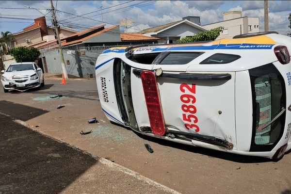 Viatura da Polícia Militar capota e para tombada após ser atingida por veículo que avançou parada