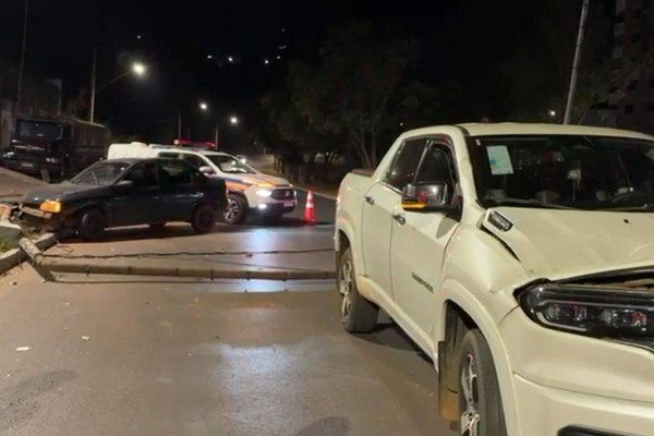 Veículo descontrolado arranca semáforo, que atinge caminhonete e dificulta o trânsito na av. Fátima Porto