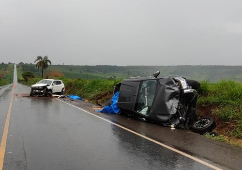 Caminhonete é arremessada e para tombada após ser atingida por Jeep na BR 352, em Arapuá