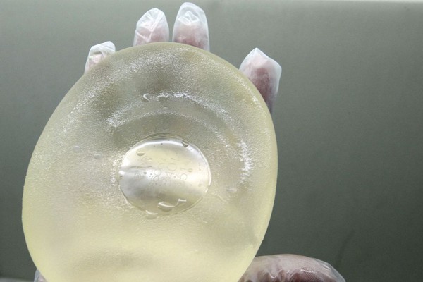 Inmetro orienta sobre implantes mamários com certificação suspensa