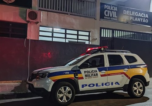 Homem é preso após agredir familiares, ameaçar de morte e morder policiais em Patos de Minas
