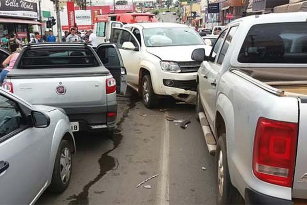 Motorista passa mal, provoca acidente com 7 veículos e fecha o trânsito na Rua Major Gote 