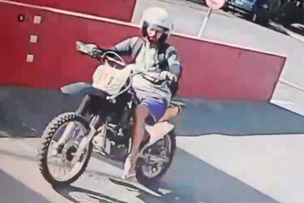 Moradora de condomínio divulga imagens e tenta localizar moto furtada em Patos de Minas