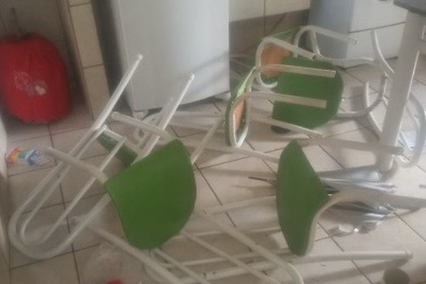 Filho é preso após agredir a própria mãe e causar quebra-quebra dentro de casa em Patos de Minas