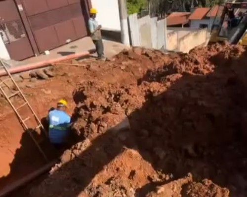 Buraco aberto há 13 dias pela Copasa deixa rua intransitável e moradores cobram providências