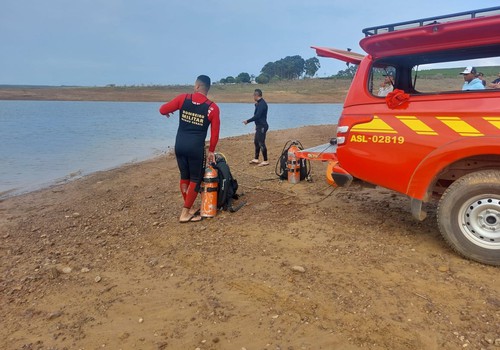 Bombeiros resgatam corpo de homem que se afogou após salvar filho e sobrinho de afogamento