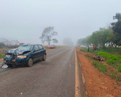 Motociclista morre ao bater de frente com carro na AMG 1420, em Arapuá; motorista ficou ferida