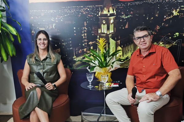 Secretária de Saúde, Ana Carolina Magalhães, conversa com o Patos Hoje na Fenapraça 2026; veja ao vivo