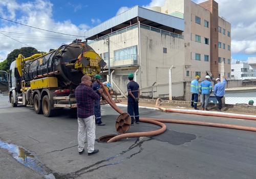 Após rompimento de tubulação e alagamento, Copasa alerta para falta de água em diversos bairros; veja