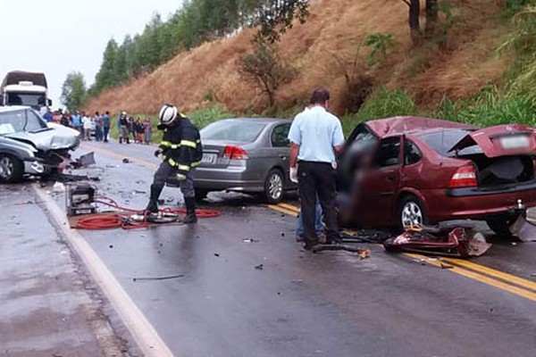 Motorista morre e três pessoas ficam feridas em acidente com três veículos na MGC 354