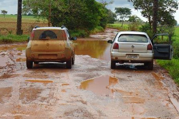 Moradores da zona rural sofrem com as condições precárias das estradas