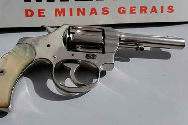 Homem é preso com revólver carregado após ameaçar parentes da esposa em Patos de Minas