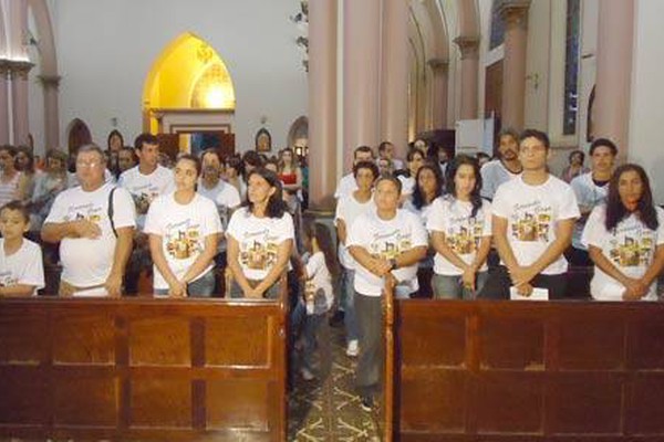 Familiares protestam contra a violência em missa de jovem assassinado na J.K