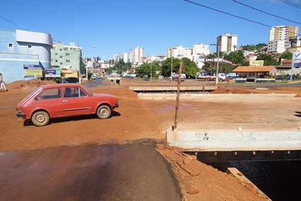 Moradores e comerciantes da Fátima Porto se irritam com demora das obras