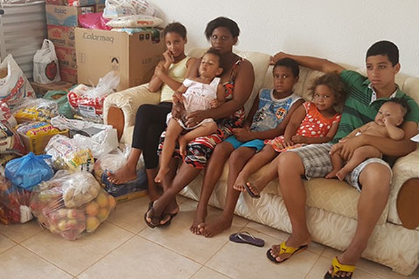 Solidariedade; casal despejado com 6 filhos ganha centenas de alimentos e apoio dos vizinhos