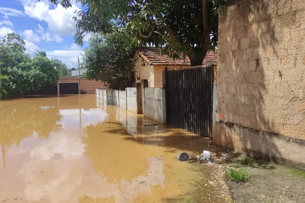 Casas no Santa Luzia e Santa Terezinha ficam submersas e moradores mostram tristeza e fé