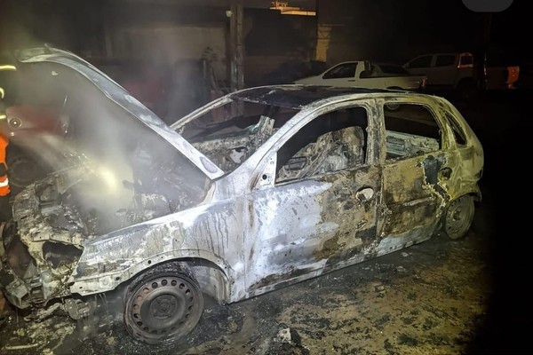 Carro fica destruído em incêndio dentro de oficina em Patos de Minas