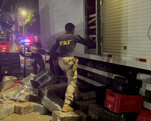 Polícia intercepta caminhão com eletrônicos ilegais, anabolizantes e mais de 3 toneladas de maconha