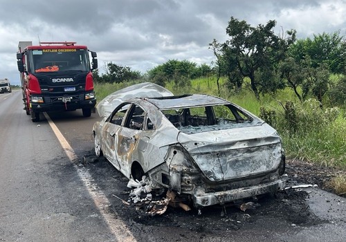 Honda Civic fica completamente destruído após pegar fogo na BR-146 em Santana de Patos