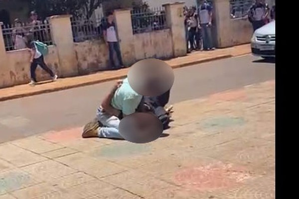 Vídeo mostra adolescente sendo  agredido por motorista em frente a escola em Lagoa Formosa