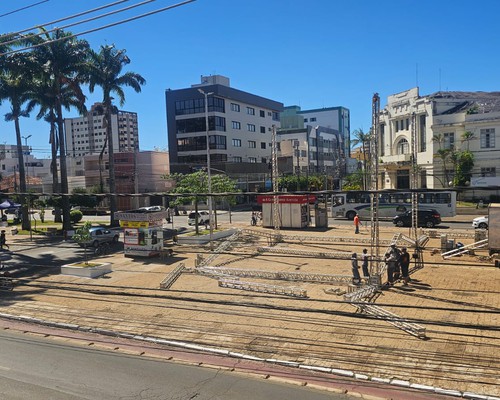 Começa montagem da Fenapraça e prefeitura anuncia show de Roberta Miranda na programação