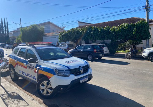 Criminosos invadem casa no Bairro Sobradinho, trancam médico e esposa no banheiro e fogem com caminhonete