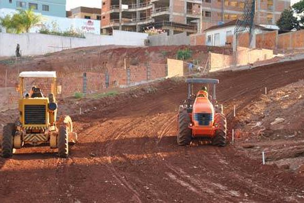 Prefeitura acelera o ritmo das obras no prolongamento da avenida Paranaíba