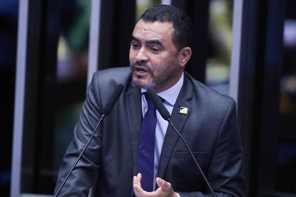 Alvo de investigação, governador do Tocantins é afastado do cargo