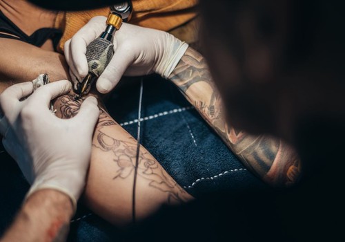 Justiça condena tatuador que começou tatuagem e não terminou em MG