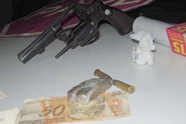 Polícia Militar apreende droga, dinheiro falso e arma em casa no Alto Limoeiro