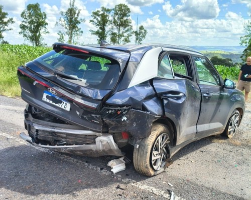 Roda se solta de caminhonete na BR-354, provoca engavetamento e deixa idoso de 75 anos ferido