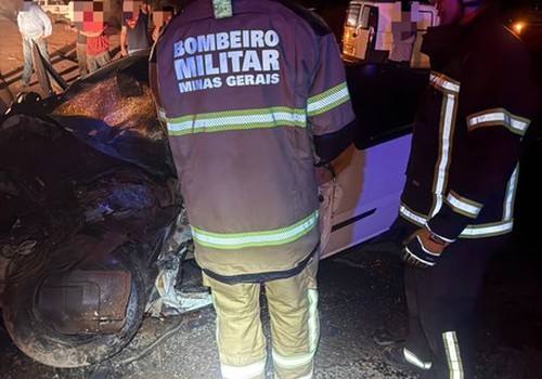 Bombeiros são acionados para resgatar motorista que ficou às ferragens em grave acidente na BR 365