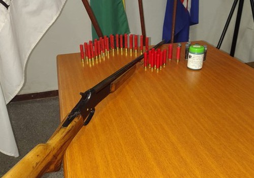 Homem é preso pela Polícia Ambiental após anúncio de venda de espingarda pelo whatsapp em Patos de Minas